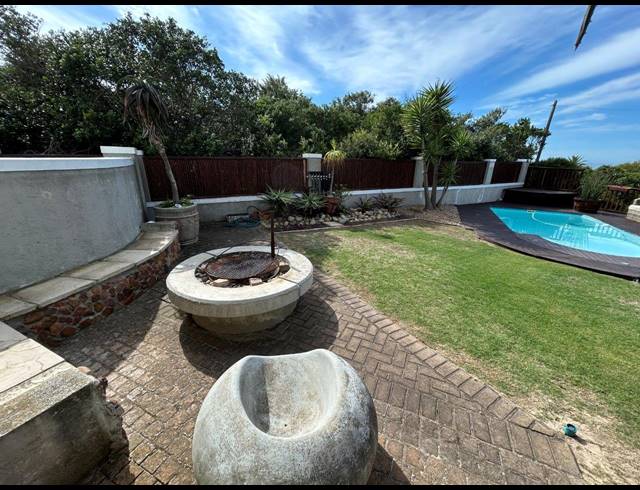 8 BEDROOM HOUSE FOR SALE IN PARADISE BEACH